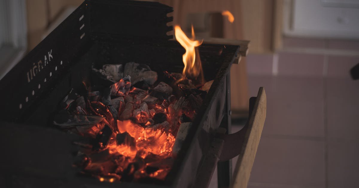 Managing heat and flames on the BBQ grill